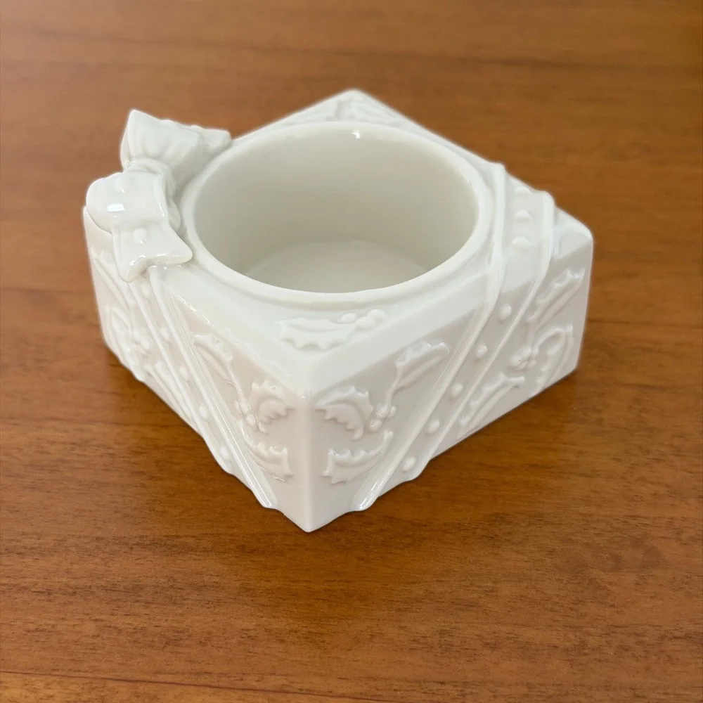 Lenox Yuletide Glowlights Tea Candle Holder-Ivory Porcelian Gift Box With Bow 🎀